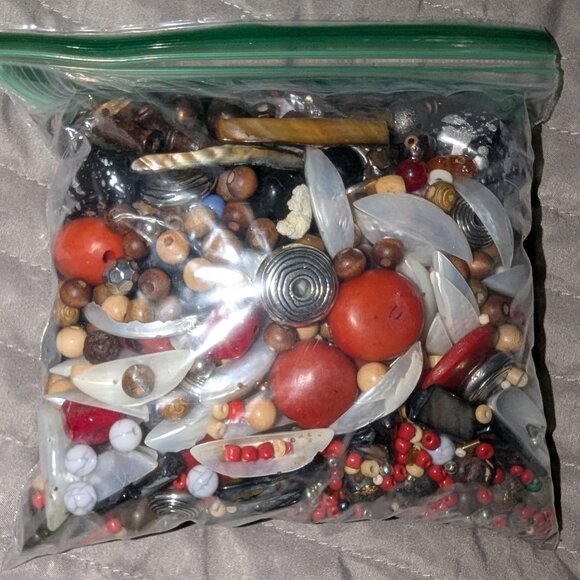 $3 with Bundle ~ Bag of Mixed Beads 4310 - Picture 1 of 5